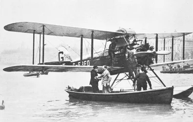 1926年10月1日、ウェストミンスターでテムズ川に降りるアランコブハム